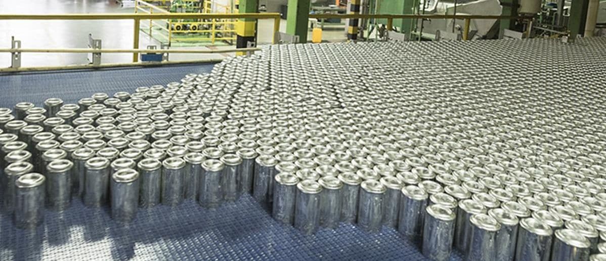 Rows of empty aluminium beverage cans in bulk