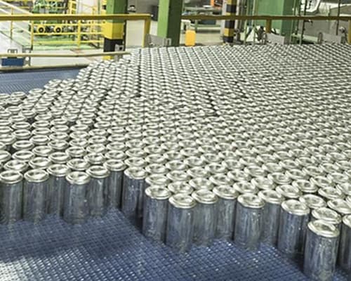 Rows of empty aluminium beverage cans in bulk